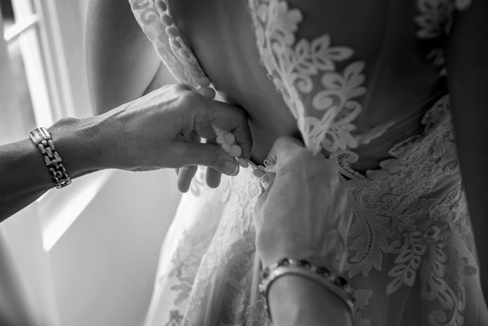 bride-getting-ready-black-white-bly-photography
