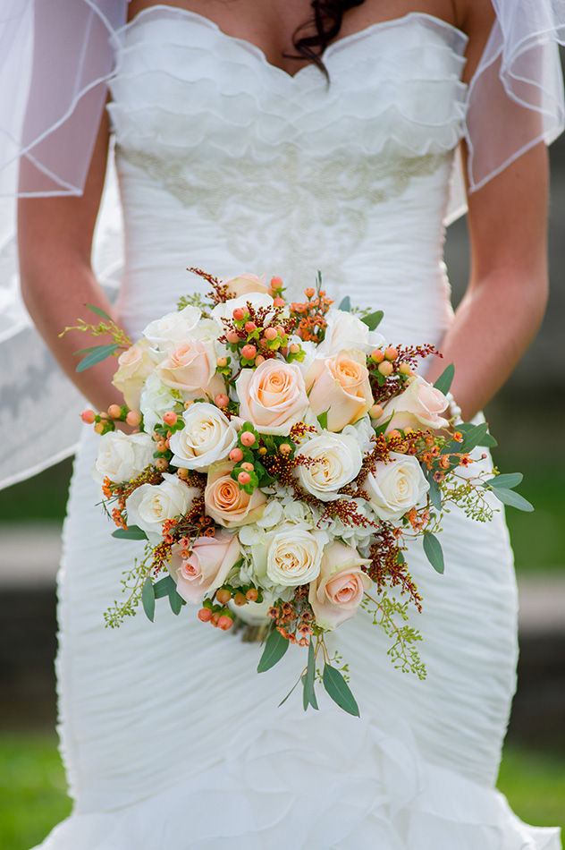 bride-holding-bouquet-bly-photography