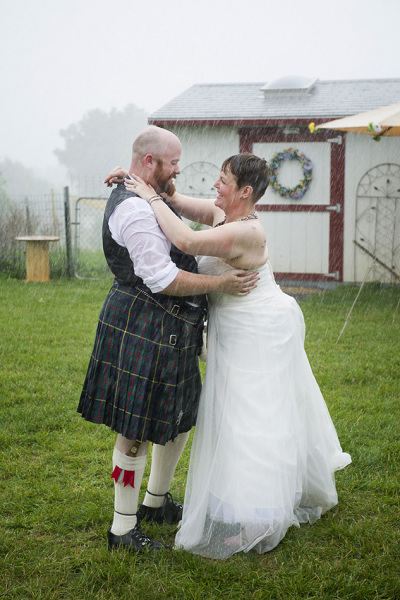 ride-groom-dancing-in-rain-marysville-ohoi-farm-wedding-bly-photography