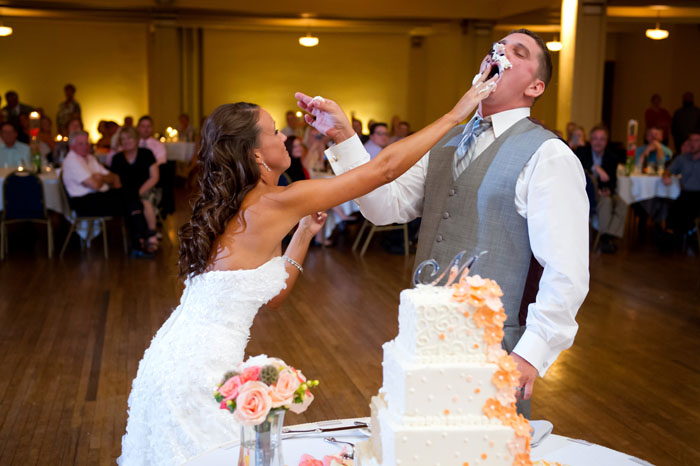 bride-smashes-cake-into-grooms-face
