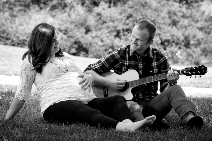 husband-playing-guitar-maternity-photography