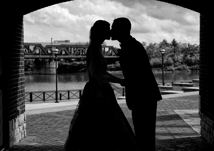 wedding-couple-kissing-silhouette-at-scioto-mile