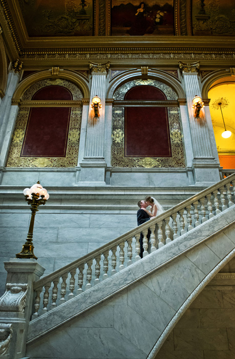 wedding-photo-bride-and-groom-kissing-at-the-ohio-statehouse.jpg