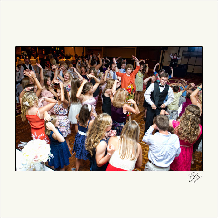 group-dancing-wedding-reception-columbus-marriott-northwest