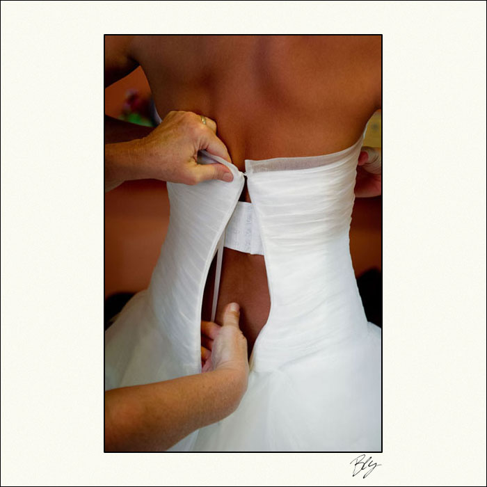 wedding-detail-photograph-dress-zip-up