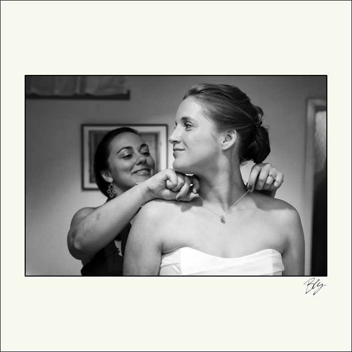 bride-putting-on-necklace