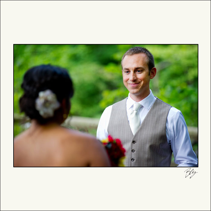 groom-looking-at-bride-columbus-ohio-photographer-bly-photography