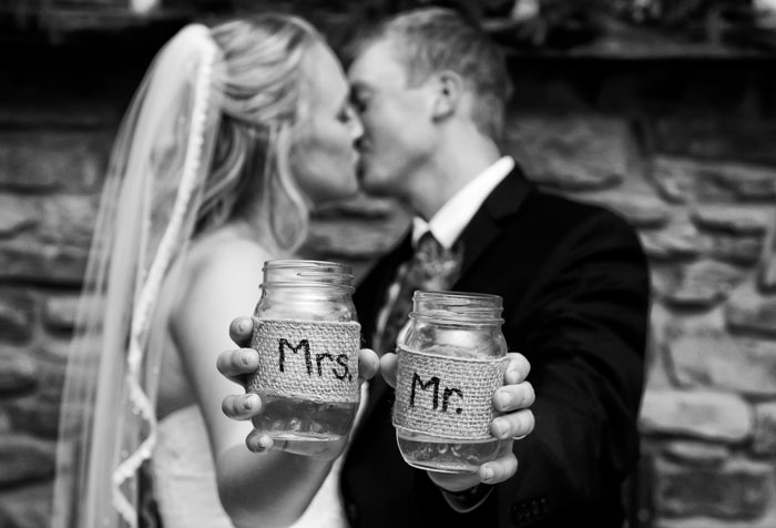 bride-groom-wedding-mason-jars