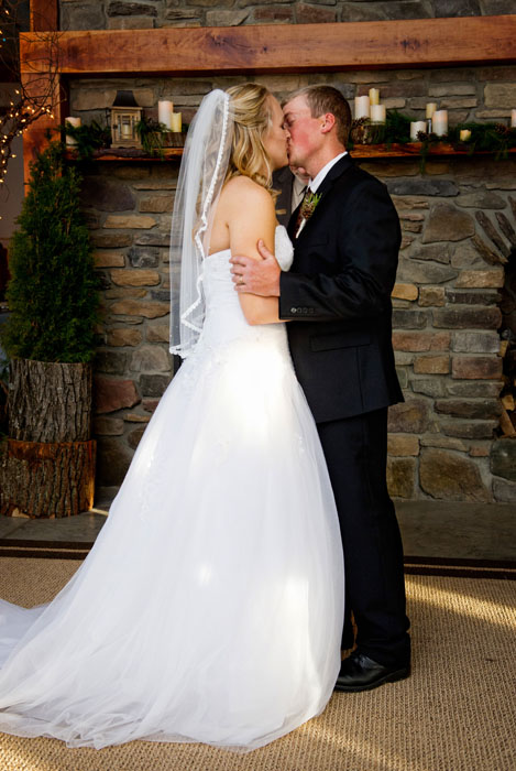 secluded-cabins-first-kiss-ohio-wedding-photographer-bly-photography