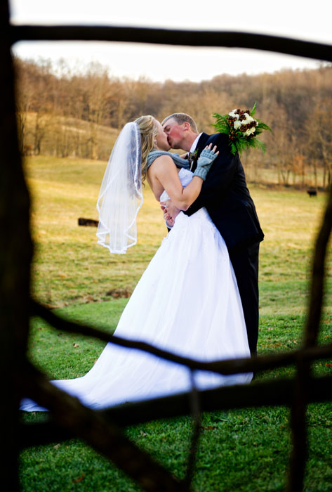 wedding-bride-groom-kiss-secluded-cabins-ohio-photographer-bly-photography