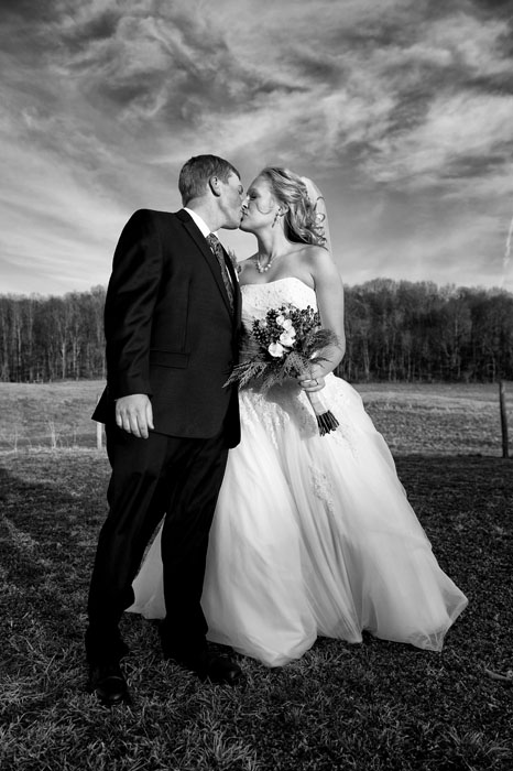wedding-kiss-secluded-cabins-ohio-bly-photography.jpg