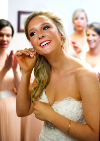 bride-putting-on-jewelery-bly-photography-new-albany-ohio