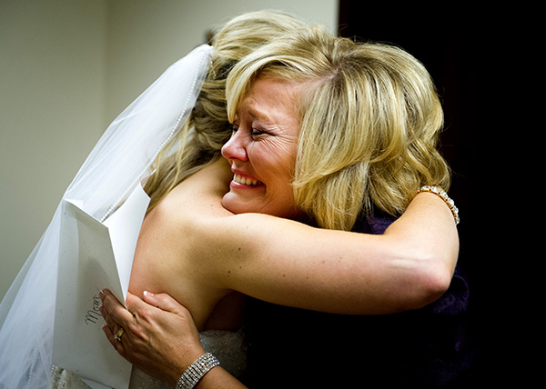emotional-mother-daughter-wedding