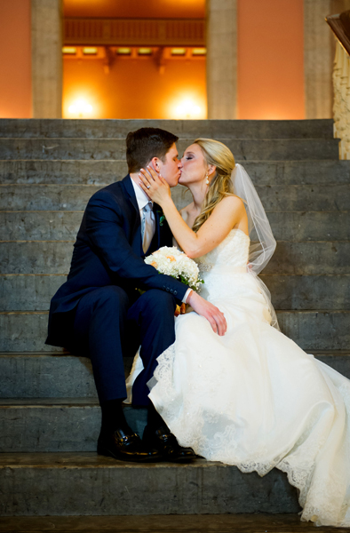 ohio-statehouse-bride-groom-kiss