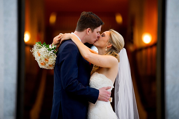 wedding-kiss-columbus-ohio-statehouse-bly-photography