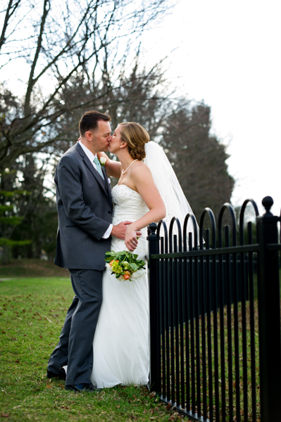 WEDDING-KISS-AMELITA-MIROLO-BARN-UPPER-ARLINGTON-OHIO-BLY-PHOTOGRAPHY