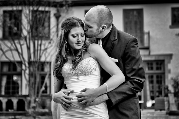 groom-kiss-bride-columbus-photographer-bly-photography