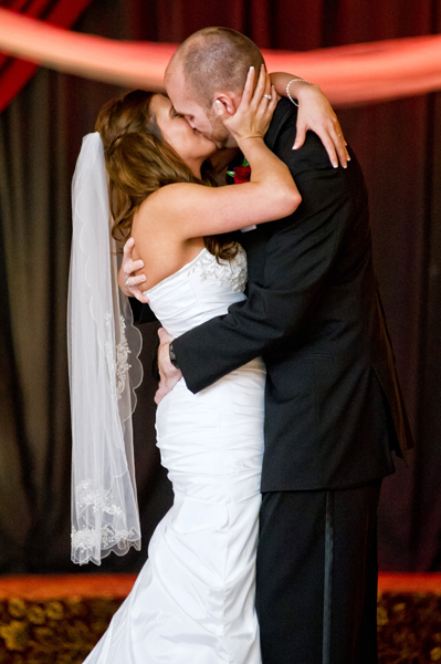 wedding-first-kiss-grand-valley-dale-ballroom-columbus-bly-photography