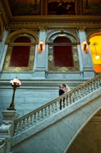 wedding photo bride and groom kissing at the ohio statehouse