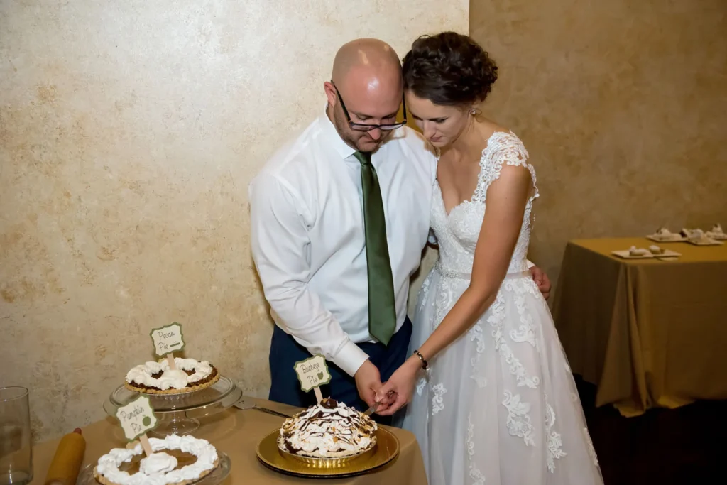 columbus zoo wedding cake cutting