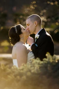 bride groom kiss columbus park