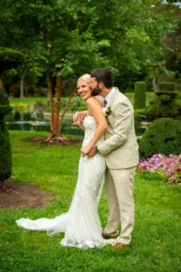 topiary park columbus wedding couple