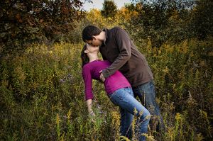 dip-and-kiss-engagement-photography-in-columbus-ohio-c0.jpg