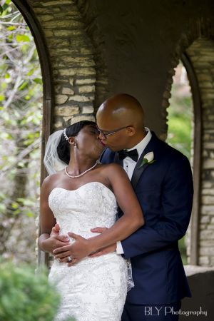 bride-groom-kiss-jeffrey-mansion-wedding-bly-photography-columbus-ohio-c24.jpg