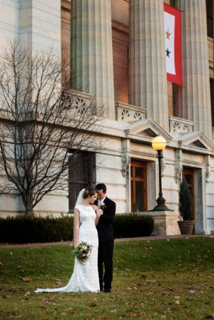 bride-groom-wedding-ohio-statehouse-ouside-bly-photography.jpg
